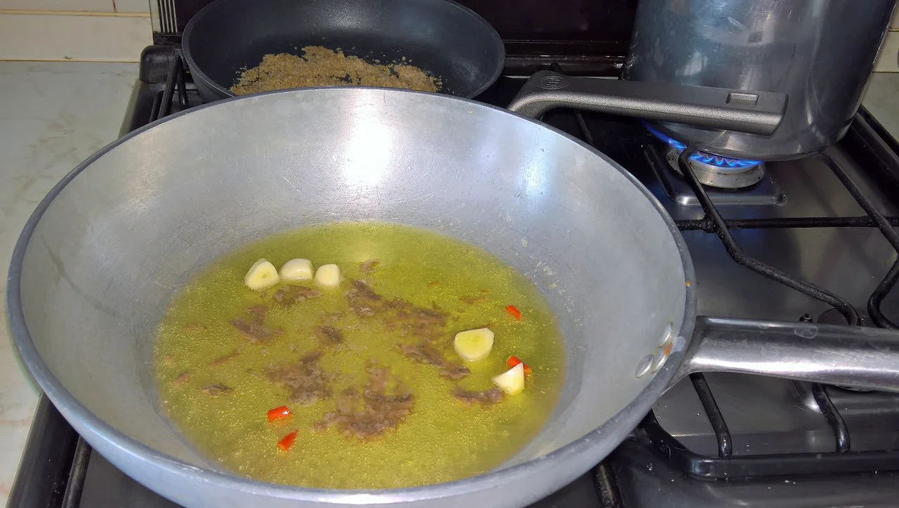 spaghetti acciughe e pangrattato